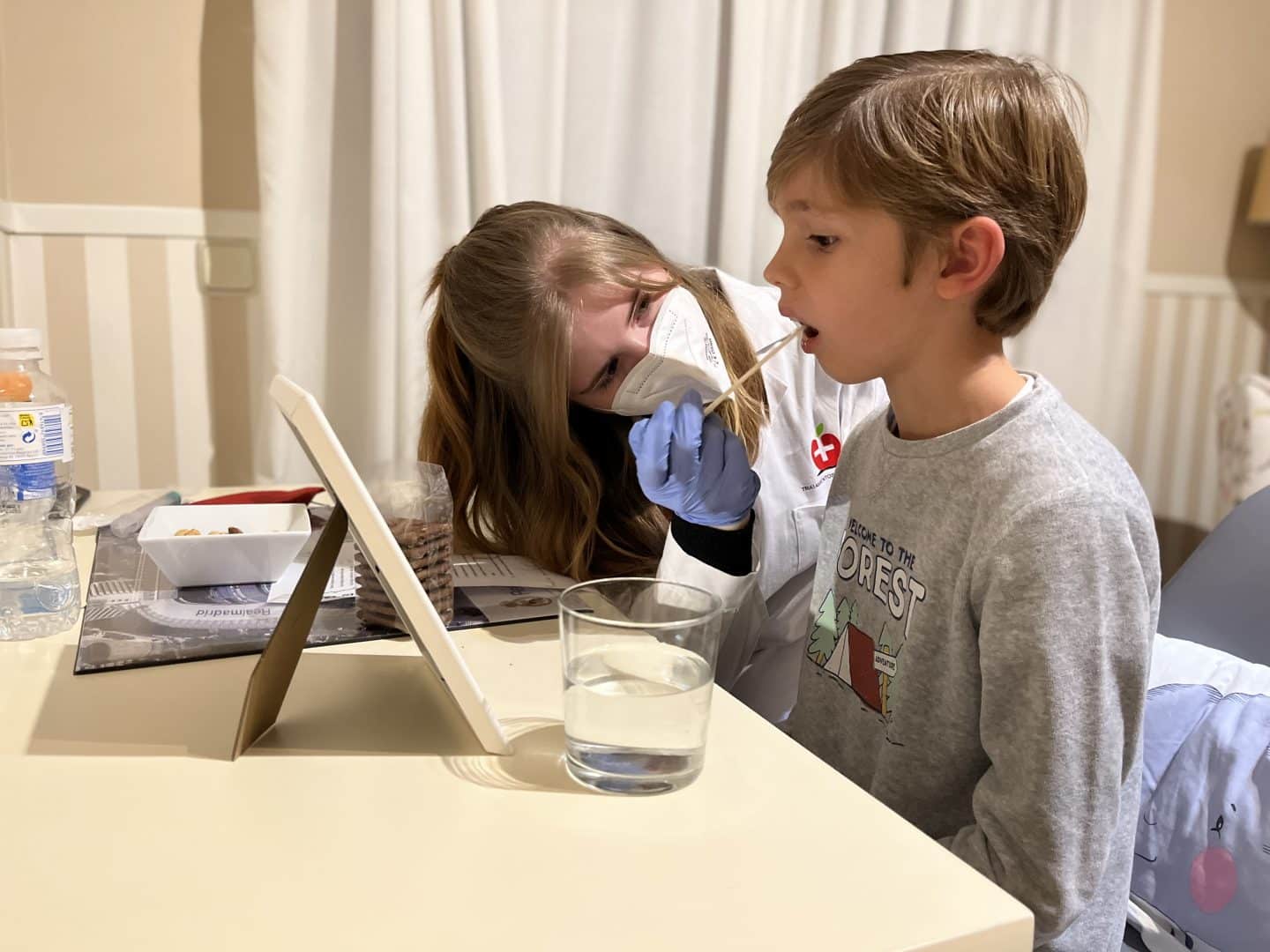Una de nuestras logopedas a domicilio realizando ejercicios de deglución con un niño.