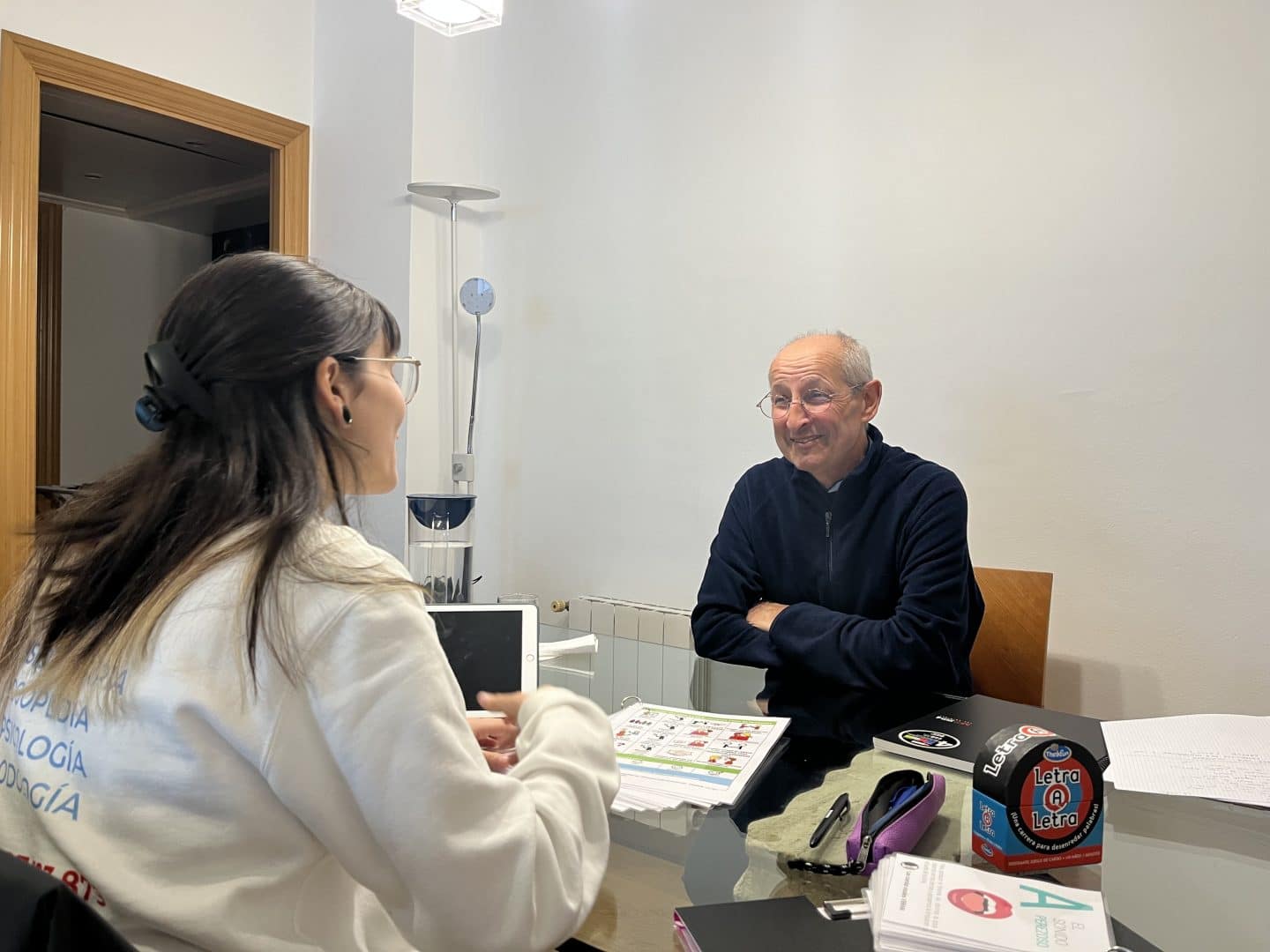 Logopeda a domicilio trabajando con un adulto en ejercicios de rehabilitación.